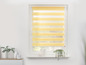 Stores enrouleurs jour et nuit jaunes sur une fenêtre.