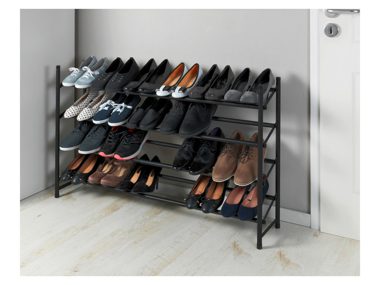 Étagère à chaussures noire avec différents types de chaussures