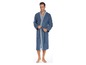Homme dans une robe de chambre bleue à rayures blanches.