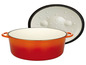 Une cocotte en fonte orange avec couvercle.