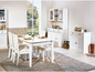 Table à manger blanche avec chaises, buffet et vitrine dans une salle à manger.