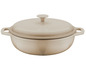 Une cocotte en fonte de couleur beige avec un couvercle.