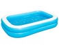 Une piscine gonflable remplie d'eau.