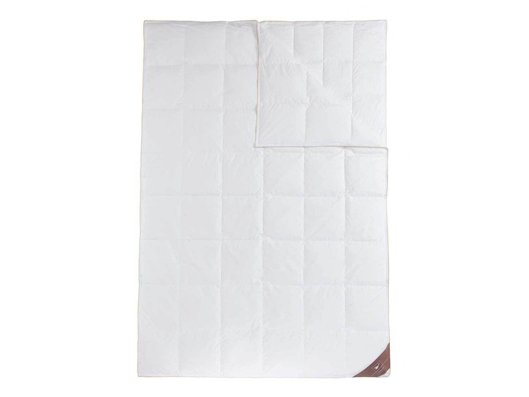 Une couette blanche en duvet avec une bordure beige.