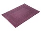 Un tapis de bain violet avec une bordure cousue.