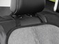 Un protège-siège de voiture gris avec des sangles noires.