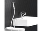 Un bidet de douche et un lavabo dans une salle de bain moderne.