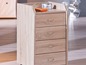 Une commode en bois avec quatre tiroirs.