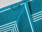 Une serviette turquoise à rayures blanches.