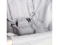 Une chaise bébé grise avec une ceinture de sécurité.