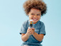 Un enfant tenant une figurine LEGO DUPLO.