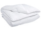 Une couette blanche pliée sur un fond blanc.
