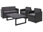 Un salon de jardin en osier noir avec un canapé deux places et deux fauteuils.