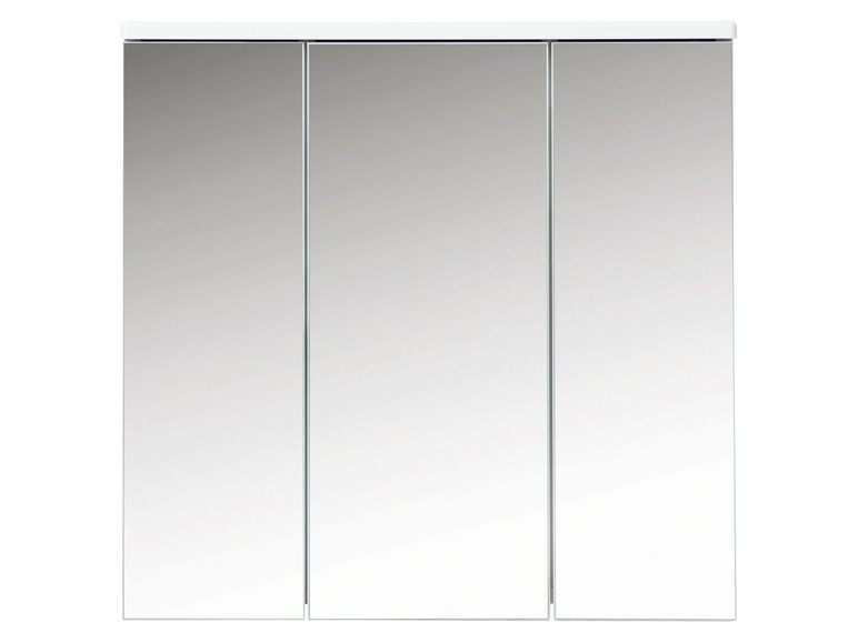Une armoire de salle de bain blanche avec trois portes miroirs.