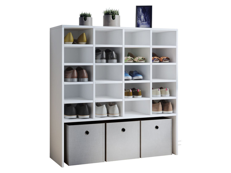 Une étagère à chaussures blanche avec plusieurs étagères, remplie de chaussures.