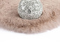 Un tapis en fourrure avec une boule de verre dessus.