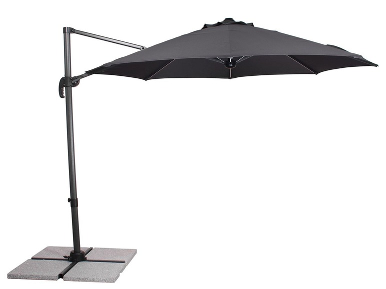 Un parasol gris avec un bras fixé à un piédestal carré.
