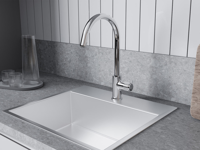 Un robinet de cuisine moderne au-dessus d'un évier en acier.