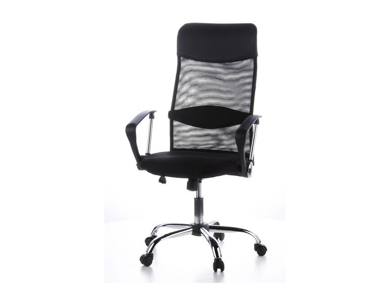 Un fauteuil de bureau noir avec un dossier en maille et des accoudoirs.