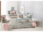 Deux fauteuils gris en velours, un fauteuil bleu, un pouf rose et gris et un pouf gris avec un coussin de lapin.