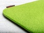Housse d'ordinateur portable verte avec étiquette de marque.