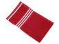 Une serviette rouge avec des rayures blanches.