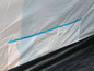 Une tente blanche avec des bordures et des poches bleues