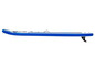 Une planche de paddle gonflable bleue avec une aileron.