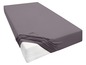 Un drap-housse gris foncé pour un matelas.
