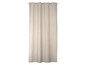Rideau beige avec oeillets pour la tringle à rideaux.