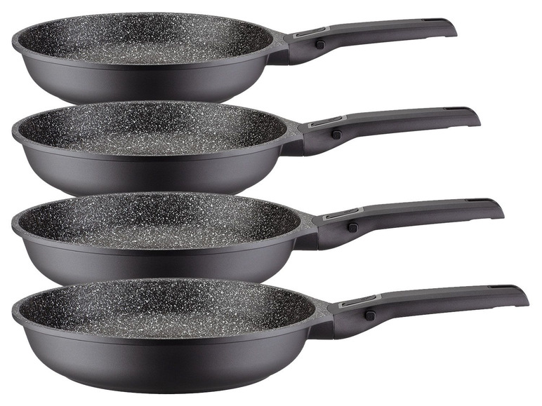 Quatre poêles noires avec un aspect marbré.