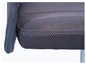 Gros plan sur le revêtement en maille d'une chaise de bureau.