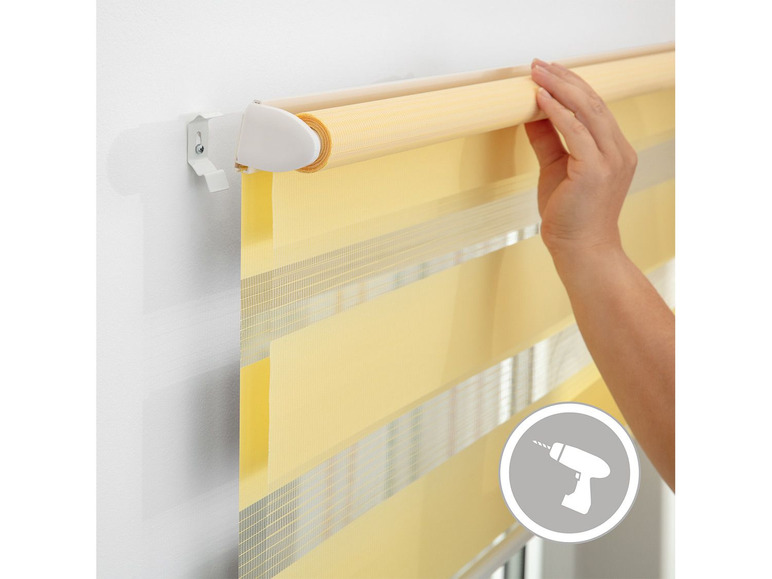 Stores jaunes avec des bandes horizontales, à installer avec un tournevis.