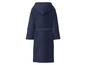 Une robe de chambre bleu marine à capuche.