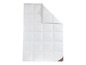 Une couette blanche avec une bordure beige.