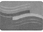 Un tapis de bain gris avec un motif ondulé.