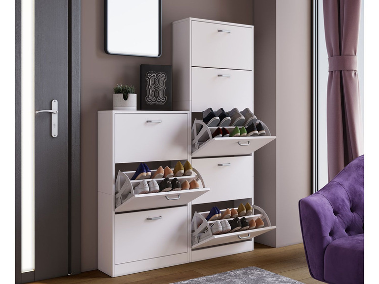 Une armoire à chaussures blanche avec des tiroirs coulissants pour chaussures