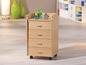 Une commode en bois avec quatre tiroirs et des roulettes