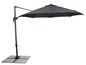 Un parasol gris avec un bras fixé à un piédestal carré.