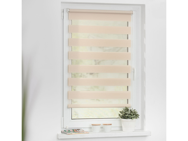 Stores enrouleurs jour-nuit beige avec des lamelles visibles sur une fenêtre