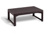 Table basse en rotin marron.