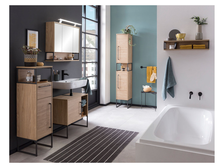 Salle de bain avec lavabo, armoire à miroir et baignoire.