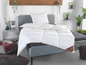 Une couette et un oreiller blancs sur un lit