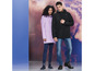 Un homme et une femme en imperméables et bottes pour une journée pluvieuse.