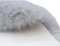 Détail d'une pantoufle grise et moelleuse.