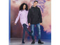 Une femme et un homme portent des imperméables et des bottes de pluie.