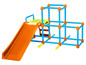 Un toboggan orange et une structure d'escalade bleue pour enfants.