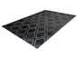 Tapis gris à motif géométrique.