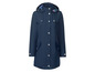 Un imperméable bleu avec capuche.