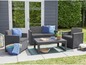 Un salon de jardin gris avec un canapé et deux fauteuils.